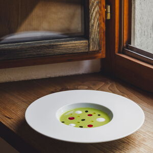 Fensterbank, Teller mit Suppe, modern