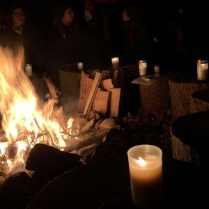 Gemeinsames sitzen am Lagerfeuer