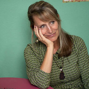 Portrait einer Frau in Gesprächssituation als Teil der Yoga Ausbildung in der Schweiz