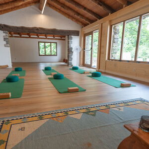 Yogaraum, Matten und Props