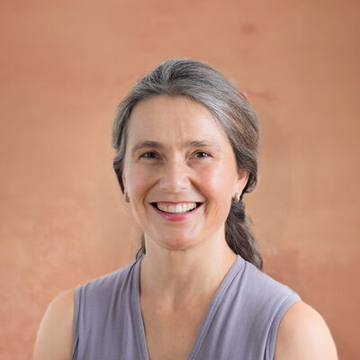 Portrait der Dozentin Maya Keller bei Yoga Veda Ausbildungen