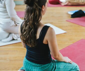 Aufrechter und entspannter Fersensitz einer Yoga Schülerin während des Ausbildungsseminars