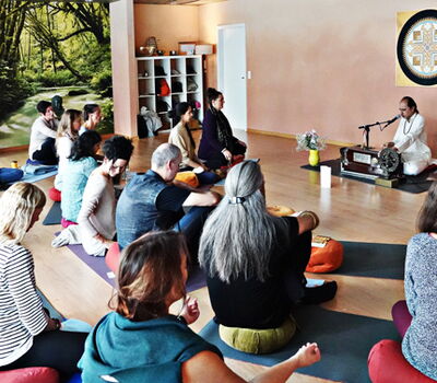 Mantrakonzert von Manish Vyas am Harmonium im Yogastudio Luzern