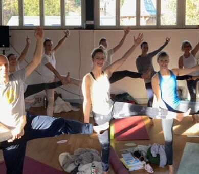 Yoga Gruppe in der Übung