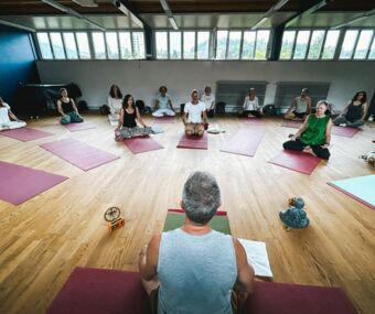 Yogaausbildungs Gruppe in der Meditation
