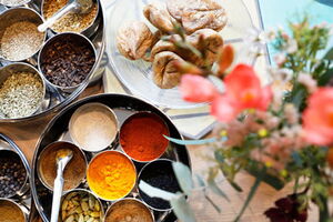 Ayurvedische Gewürze und gedeckter Tisch