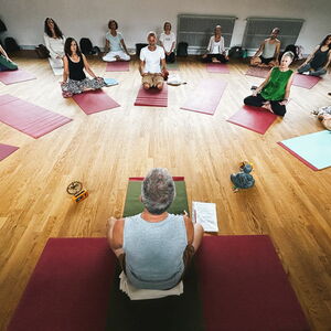 Meditationsunterricht mit Lehrer und Klasse
