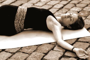 Frau liegt entspannt in Yin Yoga Position Detail aus der Yin Yoga Ausbildung in der Schweiz