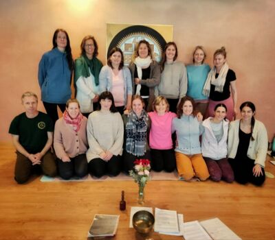 Yogagruppenfoto beim Abschluss der Yogaausbildung