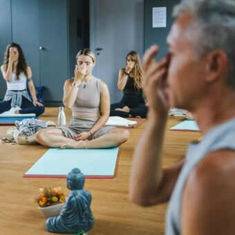 Gruppe in Atem und Pranayama Praxis während der Ausbildung zur Yogalehrer:in in Luzern