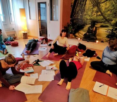 Gruppe von Schülerinnen des Yoga