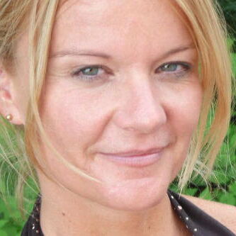 Portrait von Samira Yogalehrerinn bei Yoga Veda Ausbildungen