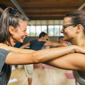 Gruppenübung in der Yogaausbildung