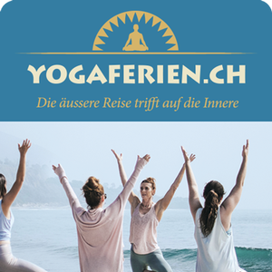 Banner von Yogaferien mit Yoga Gruppe am Strand 