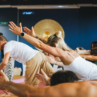 Gruppenpraxis zum dritten Krieger in der Yogaausbildung von Yoga Veda Ausbildungen in Luzern