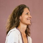 Seitliches Portrait im Yogastudio