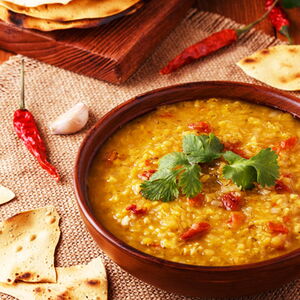 Linsensuppe im Tongefäss mit indichen Gewürzen