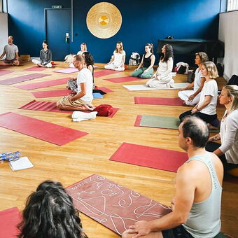 Yogadruppe in Meditationshaltung im Paulusheim in Luzern