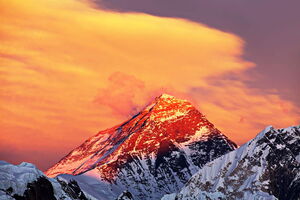 Morgenrot am Bergmassiv mit Schnee