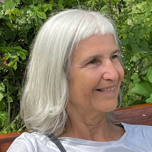 Portrait Frau auf Bank