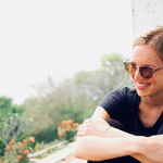 Junge Frau auf dem Balkon