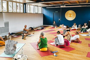 Yoga gruppe im Austausch