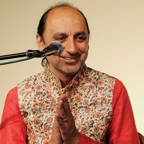 Manish Vyas am Mikrofon