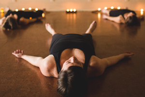 Frau im Kerzenlicht in der Tiefenentspannung - Yoga Nidra