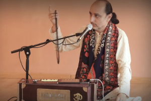 Der indische Künstler Manish Vyas am Harmonium